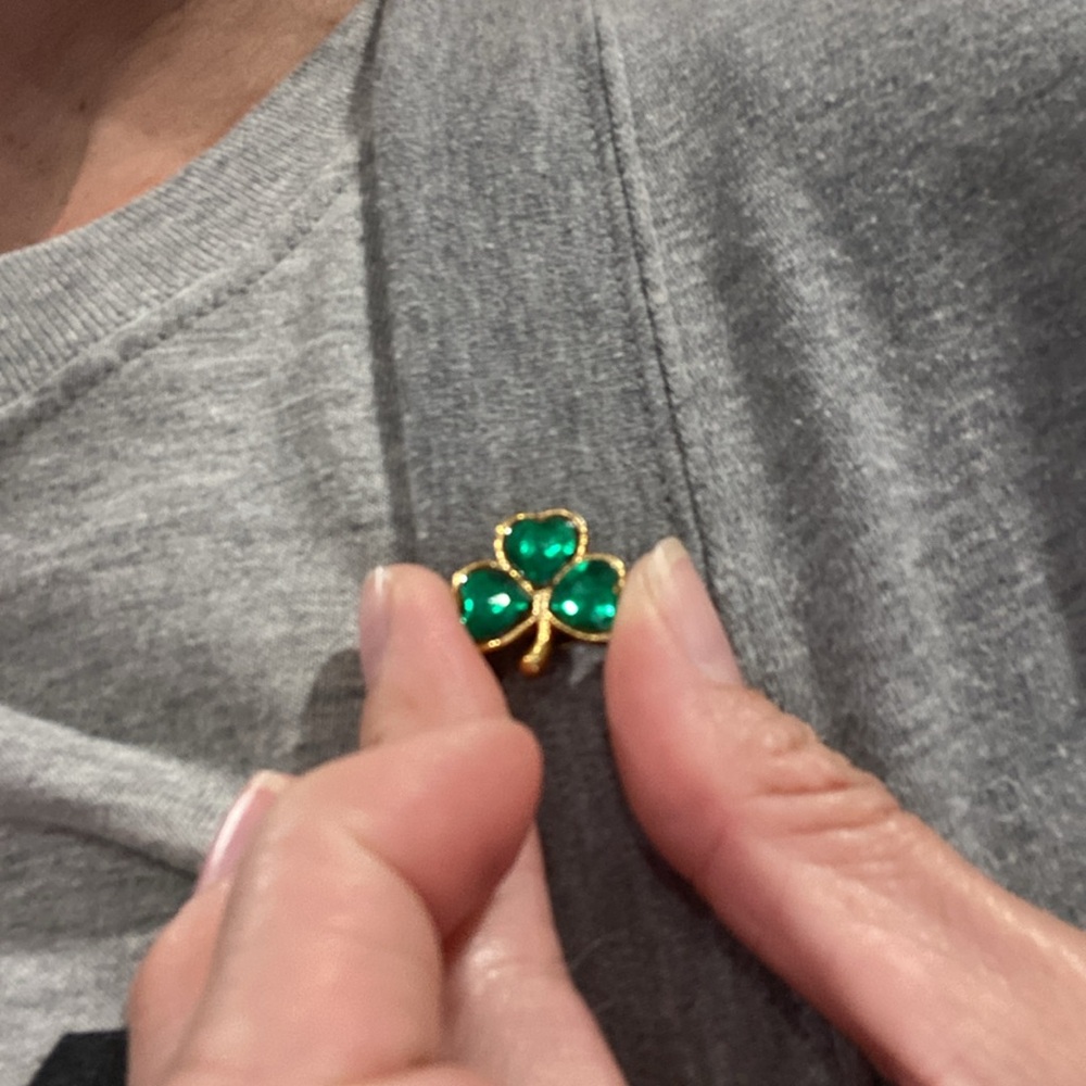 AVON Vintage Gold Tone Shamrock Earrings with bonus BROOCH Pin - Picture 9 of 9